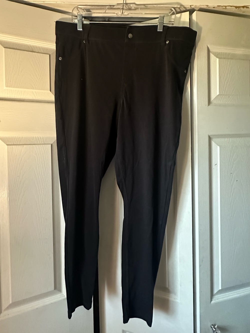 HUE Black Ponte Pull-On Pants